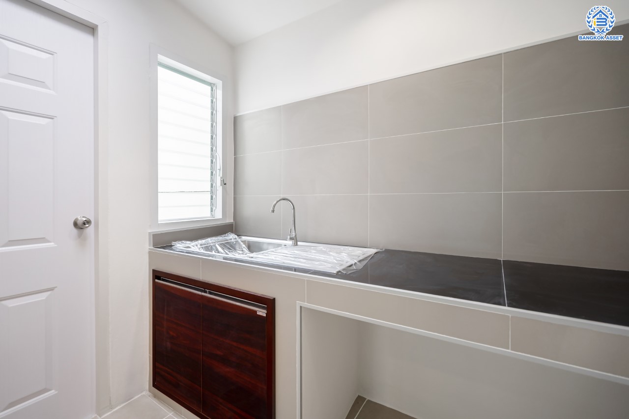 บ้านมือสอง ม.ลุมพินีทาวน์วิลล์ ราชพฤกษ์-นครอินทร์ เนื้อที่ 17.5 ตร.ว. ฟังก์ชัน 3 ห้องนอน 2 ห้องน้ำ 1 ห้องอเนกประสงค์ชั้นดาดฟ้า จอดรถได้ 2 คัน พร้อม Living Room กว้างขวาง เดินทางสะดวก เข้า-ออกได้หลายเส้นทาง ทั้ง ถ.นครอินทร์, ถ.ราชพฤกษ์ ใกล้ทางด่วน "ศรีรัช"